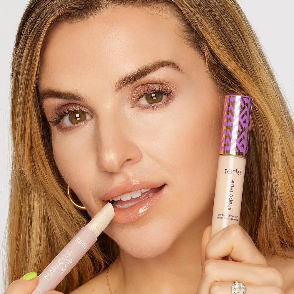 Set de corrector Shape Tape™ Ultra Creamy y brillo labial Maracuja Juicy, ganadores de premios Tarte